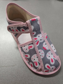 Detské papučky Manik uzavreté 2S - Sivé zajace veľ. 29, 31, 32